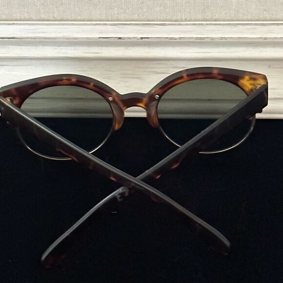 Urban Outfitters tortoiseshell Sunglasses w Marc by Marc Jacobs Sunglass Case - Picture 8 of 8